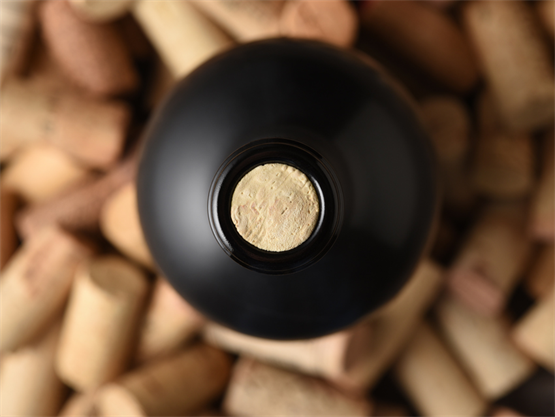 Natural or synthetic cork for glass bottles?